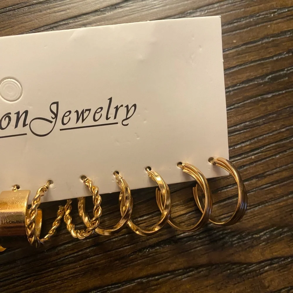 NEW fashion earrings set.